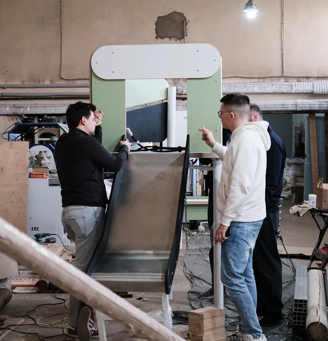 Команда Паркфит на спортивной площадке